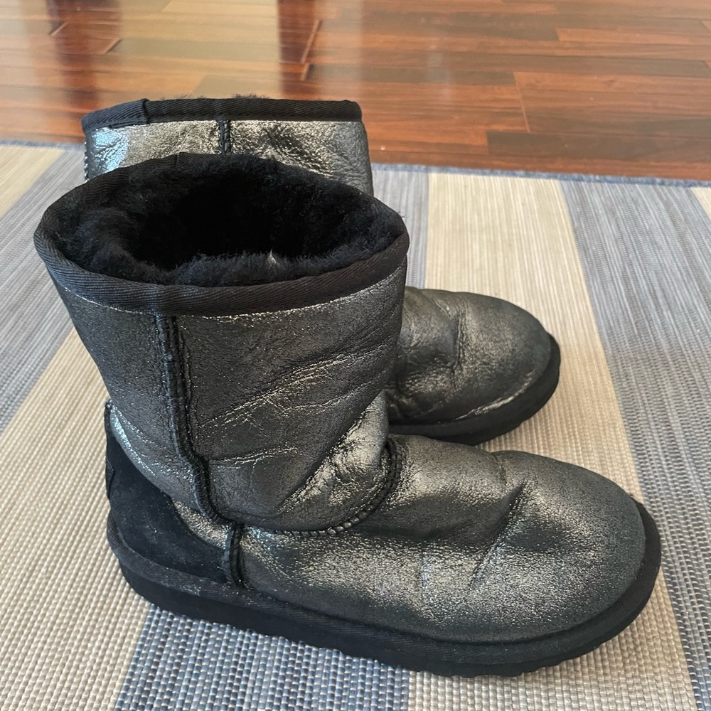 UGG Short Glitter Winter Boots Big Girls size 4